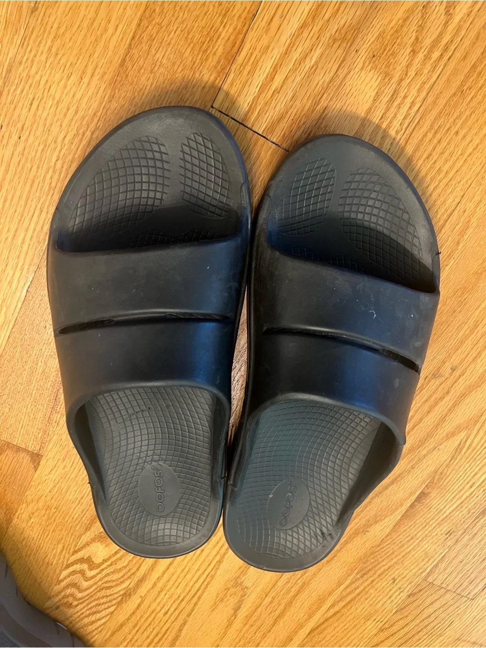 OOFOS Black Recovery Slide Sandals